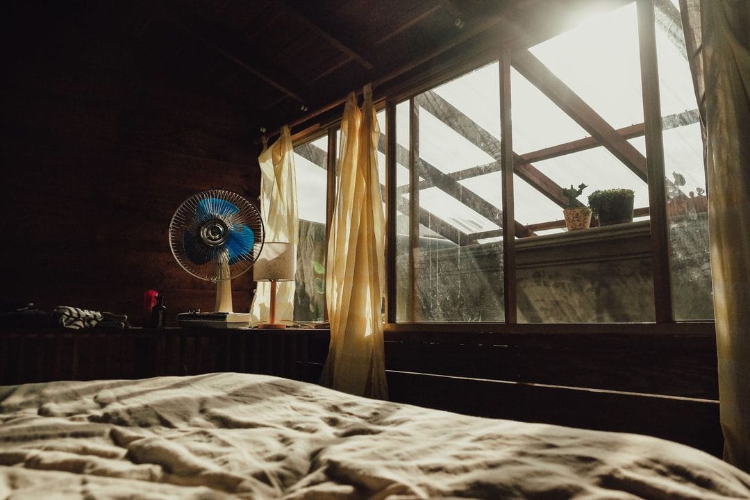 Dormire col caldo di fine giugno: cosa funziona davvero (e cosa no)