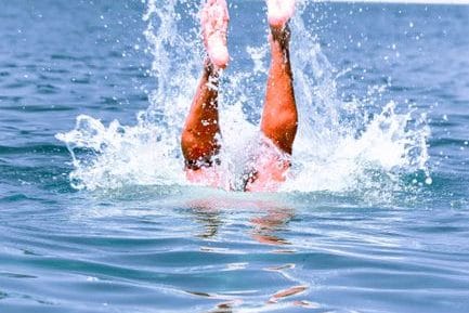 Shock termico in mare: perché il tuffo dopo il sole d'agosto è più pericoloso della digestione
