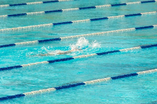 Muoversi a basso impatto: nuoto, bici e acqua per le articolazioni