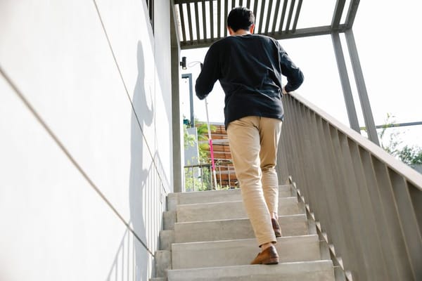Le scale invece dell'ascensore: il movimento nascosto della giornata