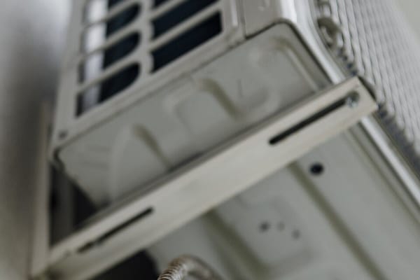 Aria condizionata d'estate: mal di gola, torcicollo e cistite — come proteggersi senza rinunciare al fresco