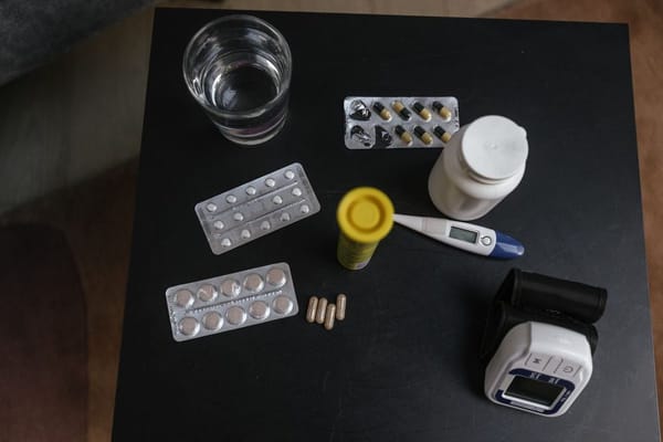 Farmaci e caldo estivo: il rischio silenzioso per chi cura pressione, tiroide e diabete