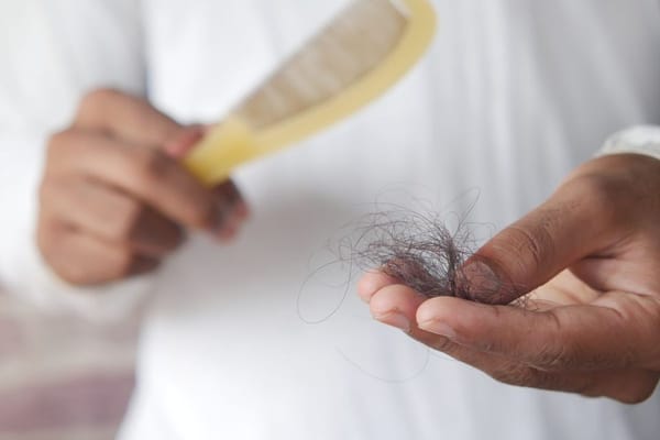 Caduta dei capelli in autunno: quanto è normale e quando preoccuparsi