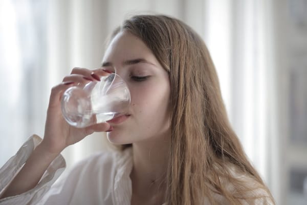 Perché in vacanza l'intestino va in tilt (e cosa mettere in valigia per evitarlo)