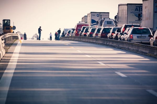 Mal d'auto in autostrada: perché i lunghi viaggi di agosto lo scatenano più spesso (e cosa aiuta davvero)