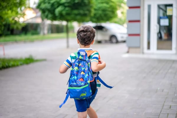 Zaino scolastico e mal di schiena nei bambini: cosa dice davvero la scienza